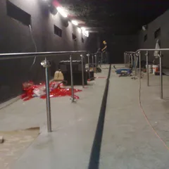מעקות ברזל וזכוכית
